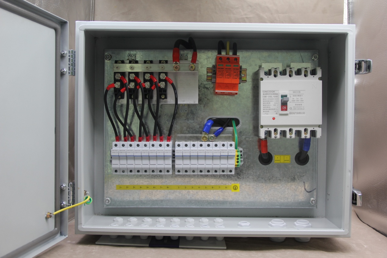 Sketsa prinsip lan aplikasi saka Photovoltaic Combiner Box